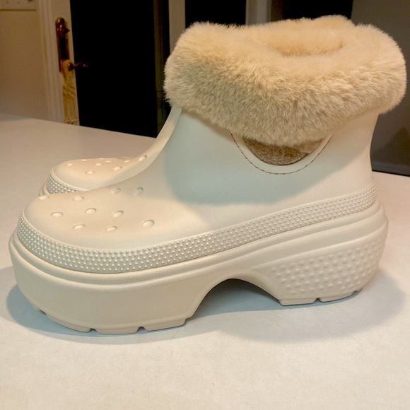 CROCS Stomp ‘Fur’ Lined Platform Boots Color Stucco Sz 10 NWOT - Picture 5 of 16